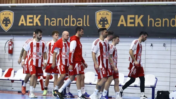 ΑΕΚ – Ολυμπιακός: Διακοπή στο ντέρμπι της Handball Premier, στα αποδυτήρια οι ερυθρόλευκοι λόγω συνθημάτων