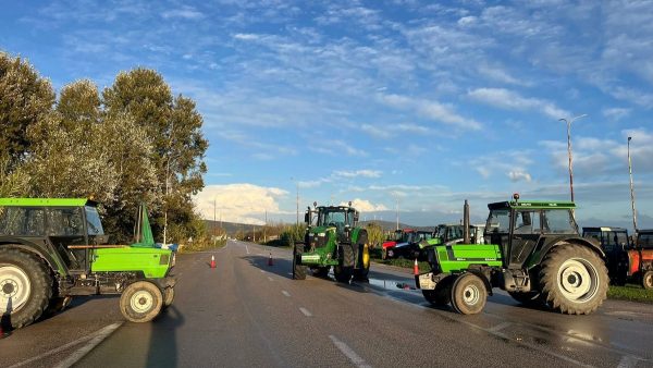 Μπλόκο διαρκείας από τους αγρότες στον Ορχομενό