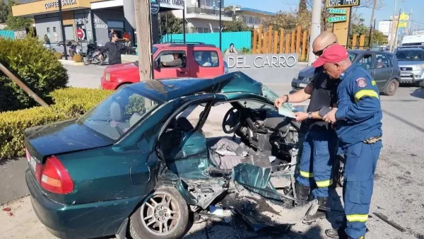 Παιανία: Από πλαγιομετωπική σύγκρουση το τροχαίο με τους 2 νεκρούς, η πόρτα του ενός αυτοκινήτου εκτοξεύτηκε μέτρα μακριά