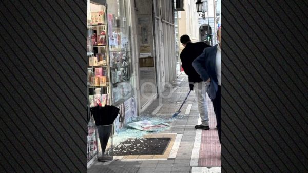 Πάτρα: Ισχυρή ανεμοθύελλα σάρωσε το κέντρο της πόλης – Έσπασαν τζαμαρίες και δέντρα