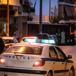 Σύλληψη οργανωμένου οπαδού στη Θεσσαλονίκη: Βρέθηκαν στο σπίτι του αεροβόλο όπλο και ναυτικές φωτοβολίδες