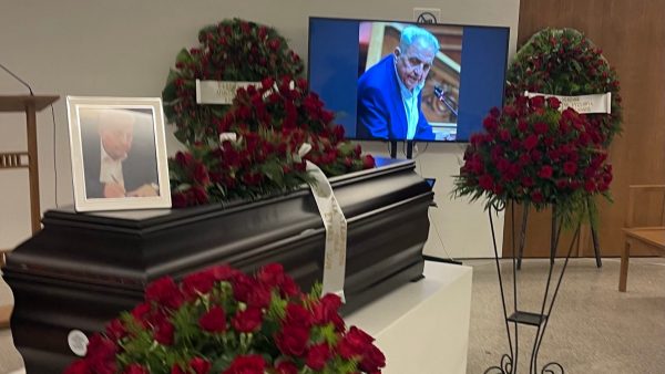 Στο Αποτεφρωτήριο Ριτσώνας ο τελευταίος αποχαιρετισμός στον Αλέκο Φλαμπουράρη