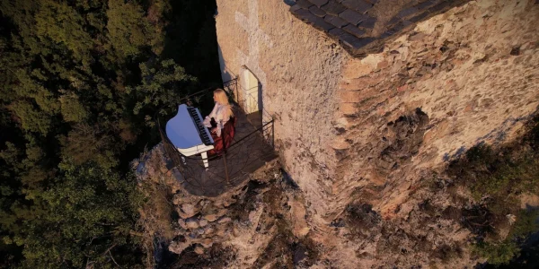 Η «ιπτάμενη» πιανίστα ξαναχτυπά - «Κρέμεται» σε βράχο στον Όλυμπο και παίζει (ΒΙΝΤΕΟ)