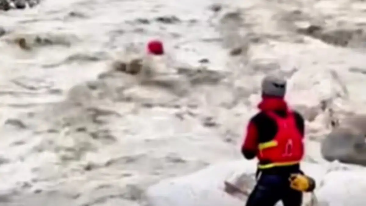 Τζουμέρκα: Μεγάλη επιχείρηση της ΕΜΑΚ για τον απεγκλωβισμό κατοίκων – Η στιγμή που πυροσβέστης παρασύρθηκε από τα ορμητικά νερά