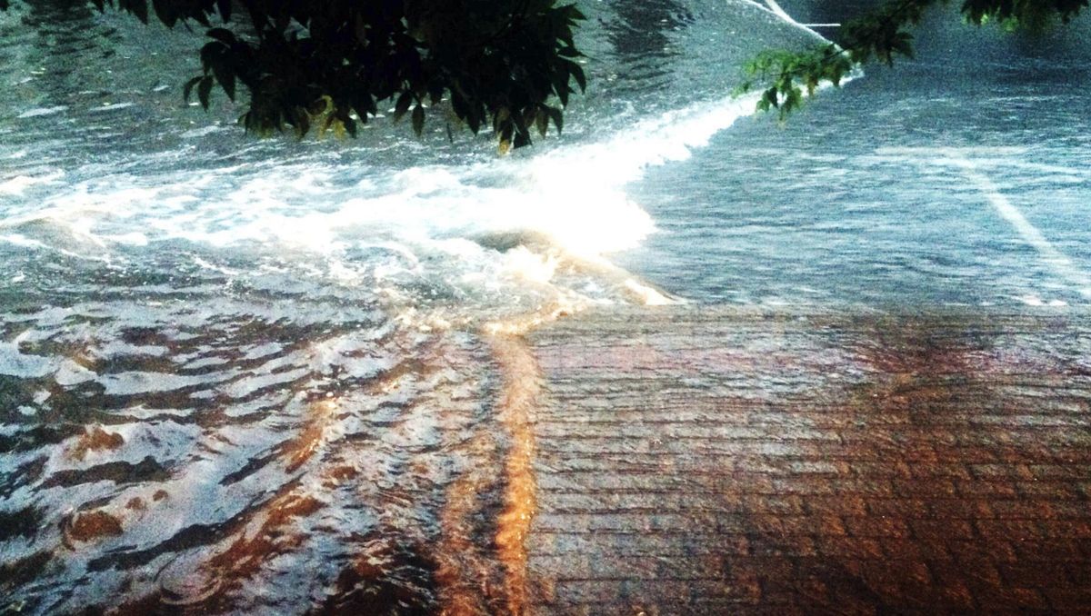 Ινδονησία: Τουλάχιστον 15 αγνοούμενοι από τις πλημμύρες που κατακλύζουν την χώρα – Τα περισσότερα είναι παιδιά