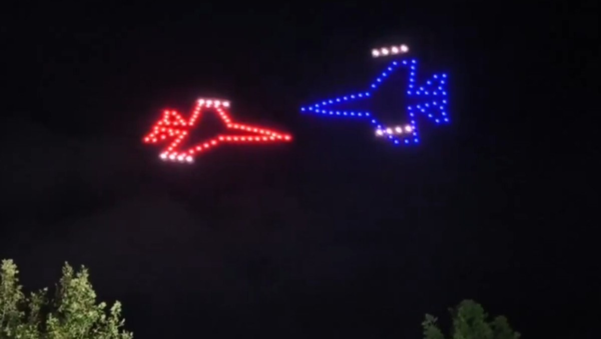 Σχολή Ικάρων: Drones σχημάτισαν μαχητικό της Πολεμικής Αεροπορίας να καταρρίπτει τουρκικό αεροπλάνο