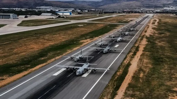 Πολεμική Αεροπορία: Το εντυπωσιακό «elephant walk» και τα μελλοντικά μεταγωγικά αεροσκάφη – Τα C-390 και τα αναβαθμισμένα C-27J