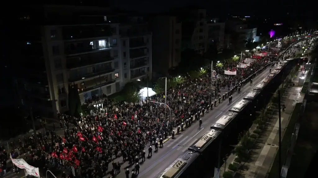 Πάνω από 15.000 διαδηλωτές στη φετινή πορεία για την επέτειο του Πολυτεχνείου - 11 συλλήψεις και 36 προσαγωγές