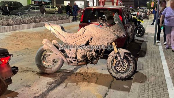 Λαμία: Μηχανή άρπαξε φωτιά μετά από τροχαίο - Ο δικυκλιστής προσπάθησε να αποφύγει πεζή και έπεσε πάνω σε αυτοκίνητο (ΒΙΝΤΕΟ-ΦΩΤΟ)