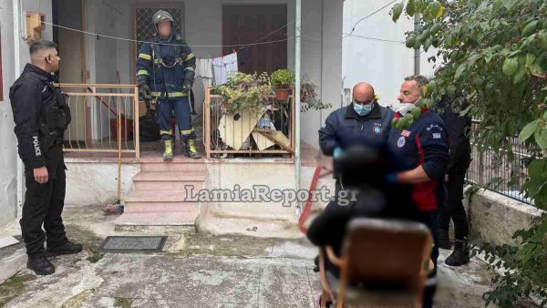 Λαμία: Αστυνομικοί απεγκλώβισαν ηλικιωμένη μέσα από τους καπνούς, μετά από πυρκαγιά στο σπίτι της (ΒΙΝΤΕΟ-ΦΩΤΟ)