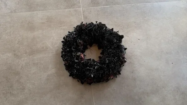 «Γάζωσαν» με 14 σφαίρες σπίτι επιχειρηματία στη Ρόδο - Άφησαν μαύρο στεφάνι στην είσοδο