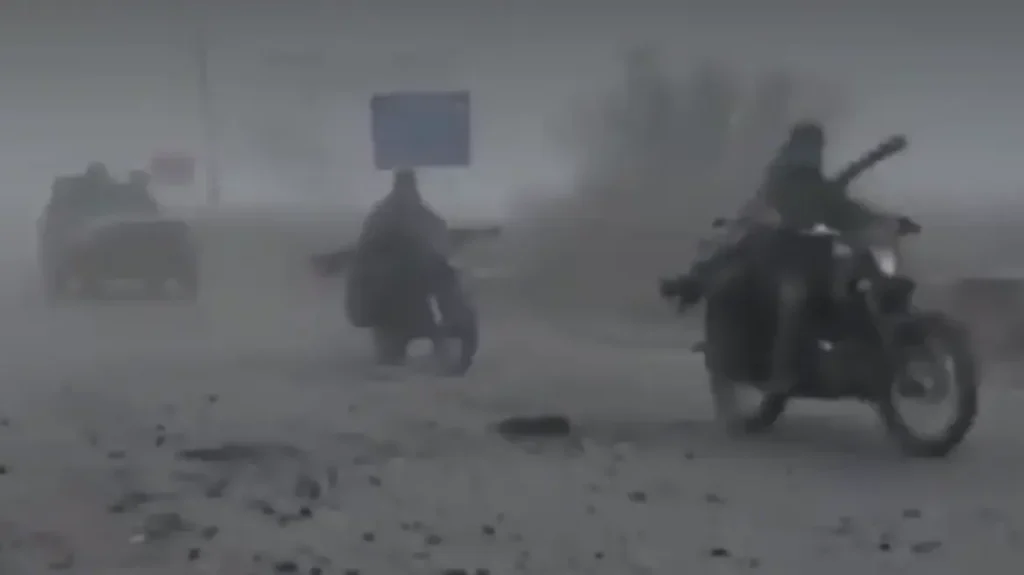 Σαν ταινία Mad Max: Ρώσοι στρατιώτες μπαίνουν στην πόλη Ποκρόφσκ της Ουκρανίας με κάλυψη από την ομίχλη - Δείτε βίντεο