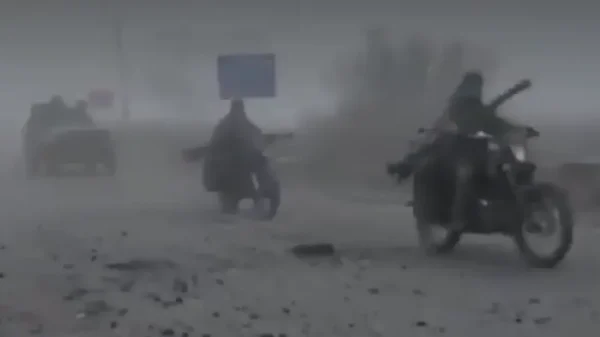 Σαν ταινία Mad Max: Ρώσοι στρατιώτες μπαίνουν στην πόλη Ποκρόφσκ της Ουκρανίας με κάλυψη από την ομίχλη - Δείτε βίντεο