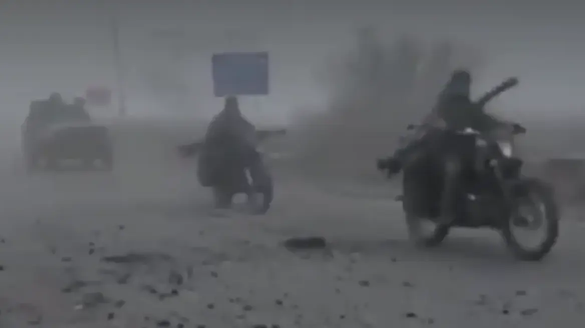 Σαν ταινία Mad Max: Ρώσοι στρατιώτες μπαίνουν στην πόλη Ποκρόφσκ της Ουκρανίας με κάλυψη από την ομίχλη - Δείτε βίντεο