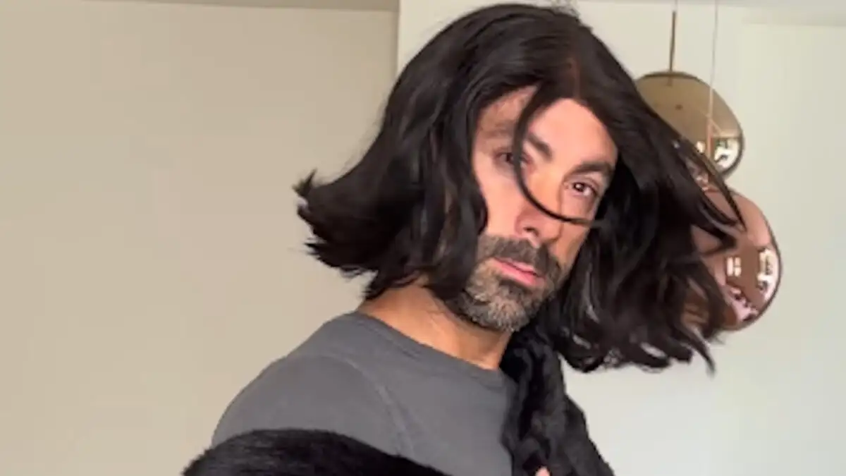 Ο Σάκης Τανιμανίδης φόρεσε την περούκα της Χριστίνας Μπόμπα από τα MadWalk: «Δεν έχεις μαλλιά;», τη ρώτησε