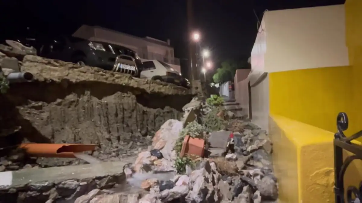 Κακοκαιρία Adel: Προβλήματα και στη Σαντορίνη – Κατέρρευσε τοιχίο, πλημμύρισαν σπίτια