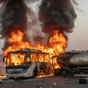 Τραγωδία στη Σαουδική Αραβία: Λεωφορείο με προσκυνητές συγκρούστηκε με βυτιοφόρο και τυλίχθηκε στις φλόγες – Δεκάδες νεκροί