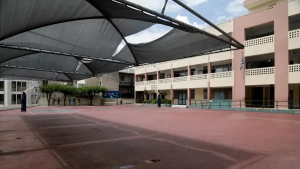 Πάτρα: Μαθητής κατέρρευσε από χρήση ουσιών μέσα στο σχολείο του – Μεταφέρθηκε με σπασμούς στο νοσοκομείο