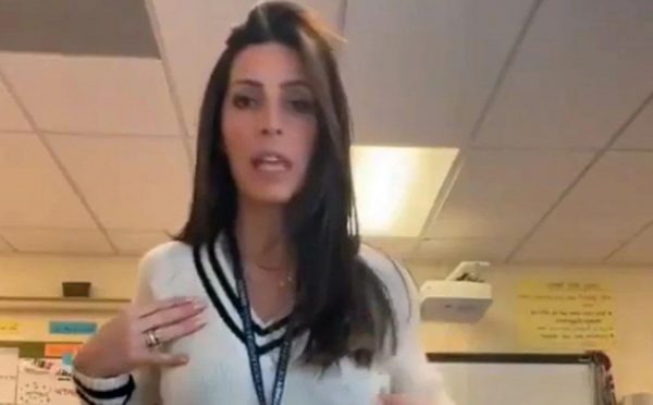 «Παντελόνι για κλαμπ στο σχολείο» – Σάλος στο TikTok με το «προκλητικό» ντύσιμο δασκάλας που έγινε viral