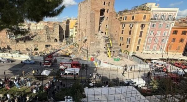 Ρώμη: Κατέρρευσε ο «Πύργος των Κόμηδων» κοντά στο Κολοσσαίο – Η στιγμή που εγκλωβίζονται 4 εργάτες κάτω από τα συντρίμμια