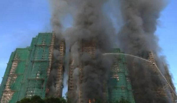 Πύρινη κόλαση σε ουρανοξύστες στο Χονγκ Κονγκ: Στους 13 οι νεκροί – Άγνωστος ο αριθμός των εγκλωβισμένων