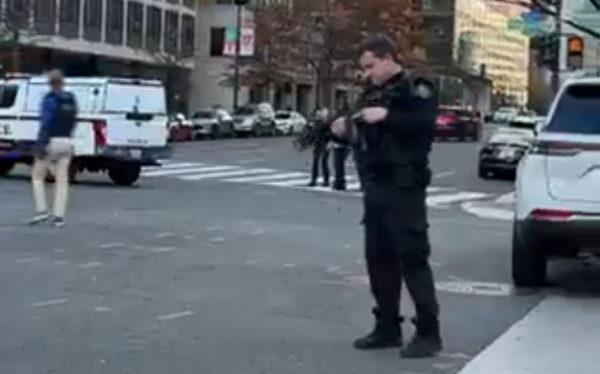 Ο Αφγανός που πυροβόλησε τους εθνοφρουρούς στην Ουάσινγκτον είχε συνεργασθεί με τον αμερικανικό στρατό και τη CIA πριν έρθει στις ΗΠΑ