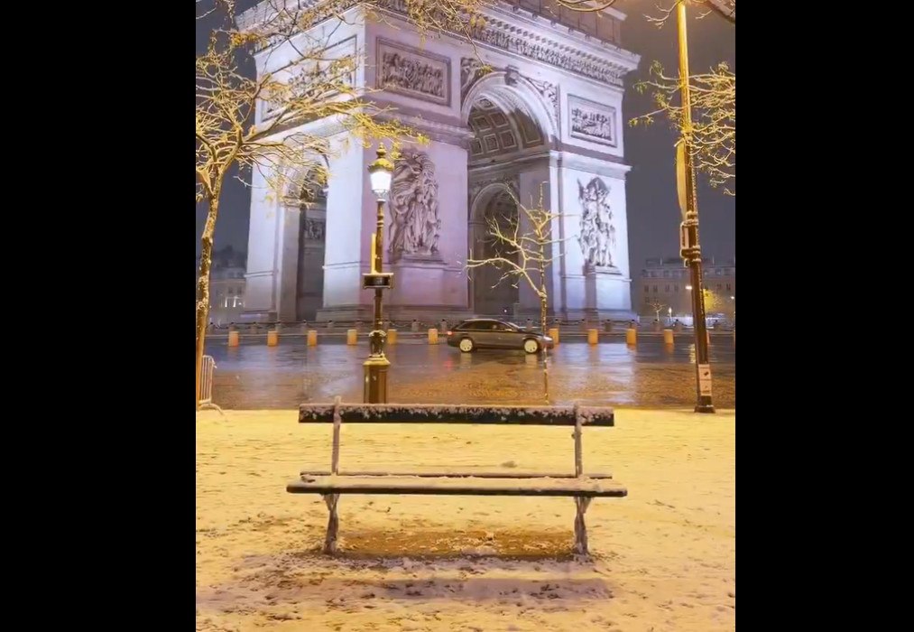 Το πρώτο χιόνι στο Παρίσι - Το χάρηκαν με την ψυχή τους Γάλλοι και τουρίστες
