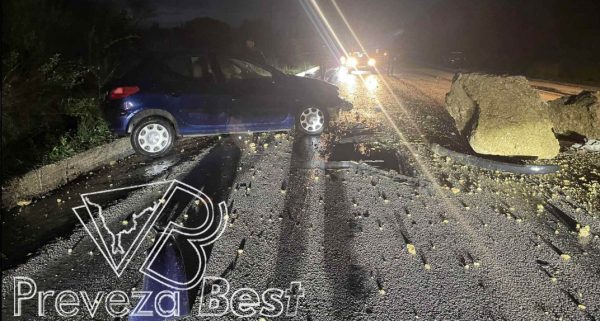 Σύγκρουση ΙΧ στην Ηγουμενίτσα με βράχο που βρέθηκε στον δρόμο από κατολίσθηση