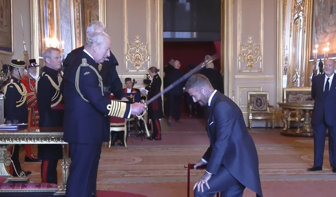 Ο Ντέιβιντ Μπέκαμ χρίστηκε ιππότης από τον Βασιλιά Κάρολο