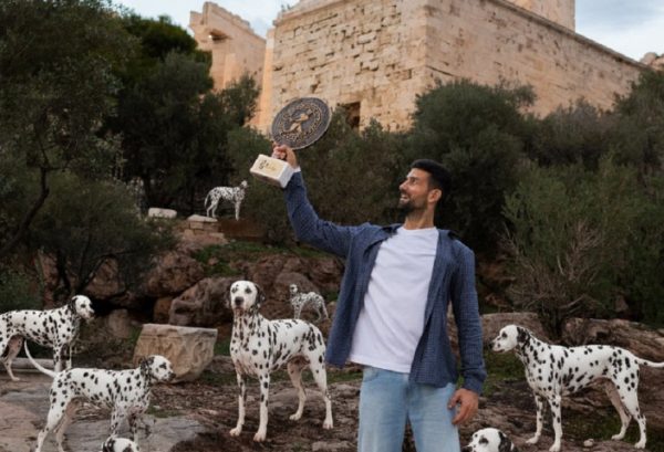 Ο Νόβακ Τζόκοβιτς στην Ακρόπολη: Γιόρτασε τους 101 τίτλους του με 101 σκυλάκια Δαλματίας