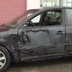 Νταλίκα στη Θεσσαλονίκη εμβόλισε ΙΧ που ήταν στην άκρη του δρόμου και εγκατέλειψε το σημείο – Χαροπαλεύει ο οδηγός