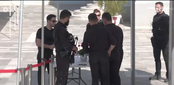 Με ανιχνευτή μετάλλων η είσοδος στην εκκλησία για την κηδεία της Ευαγγελίας Φραγκιαδάκη - Έρευνες με σκύλους για εκρηκτικά και αστυνομία παντού