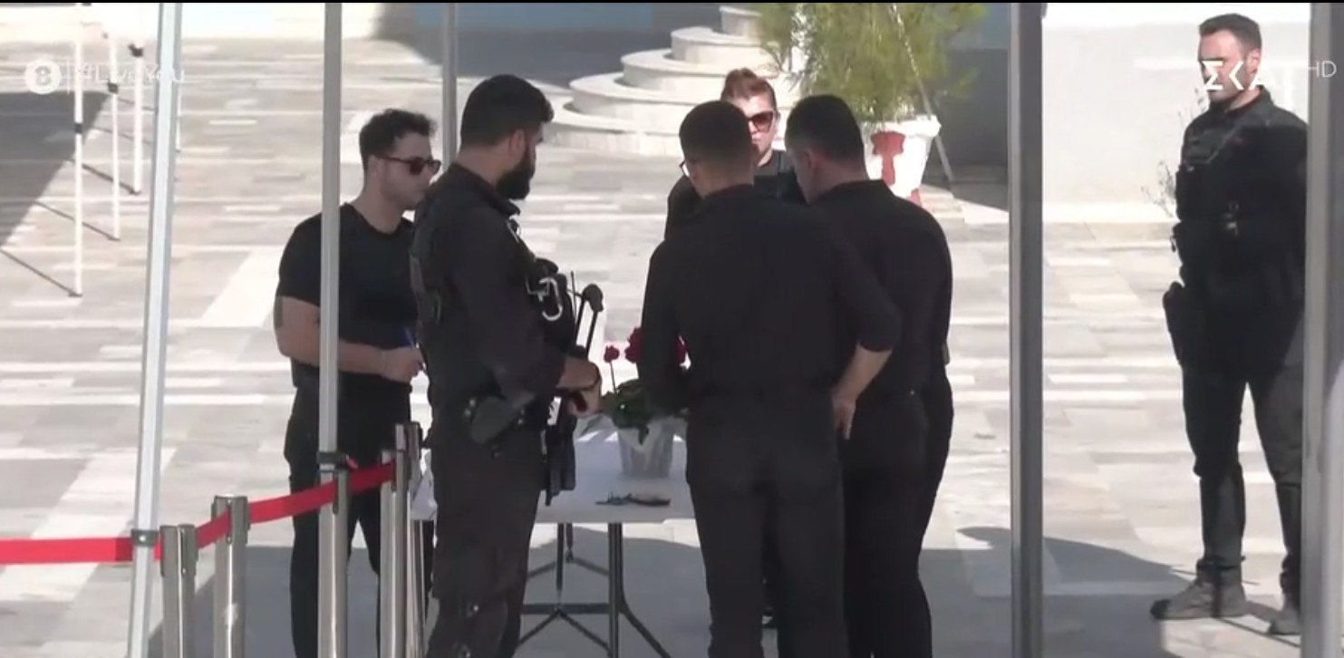 Με ανιχνευτή μετάλλων η είσοδος στην εκκλησία για την κηδεία της Ευαγγελίας Φραγκιαδάκη - Έρευνες με σκύλους για εκρηκτικά και αστυνομία παντού