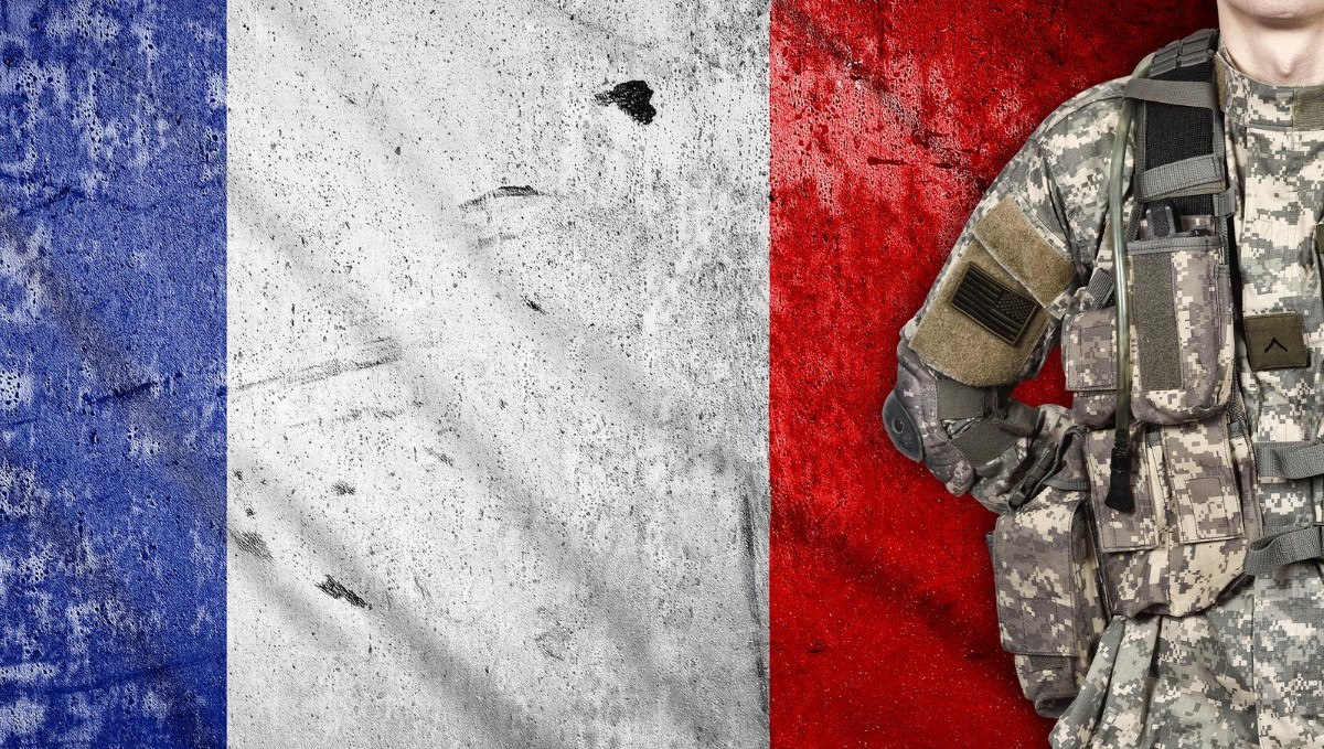 Πρόγραμμα εθελοντικής στρατιωτικής θητείας θα ανακοινώσει σήμερα ο Μακρόν