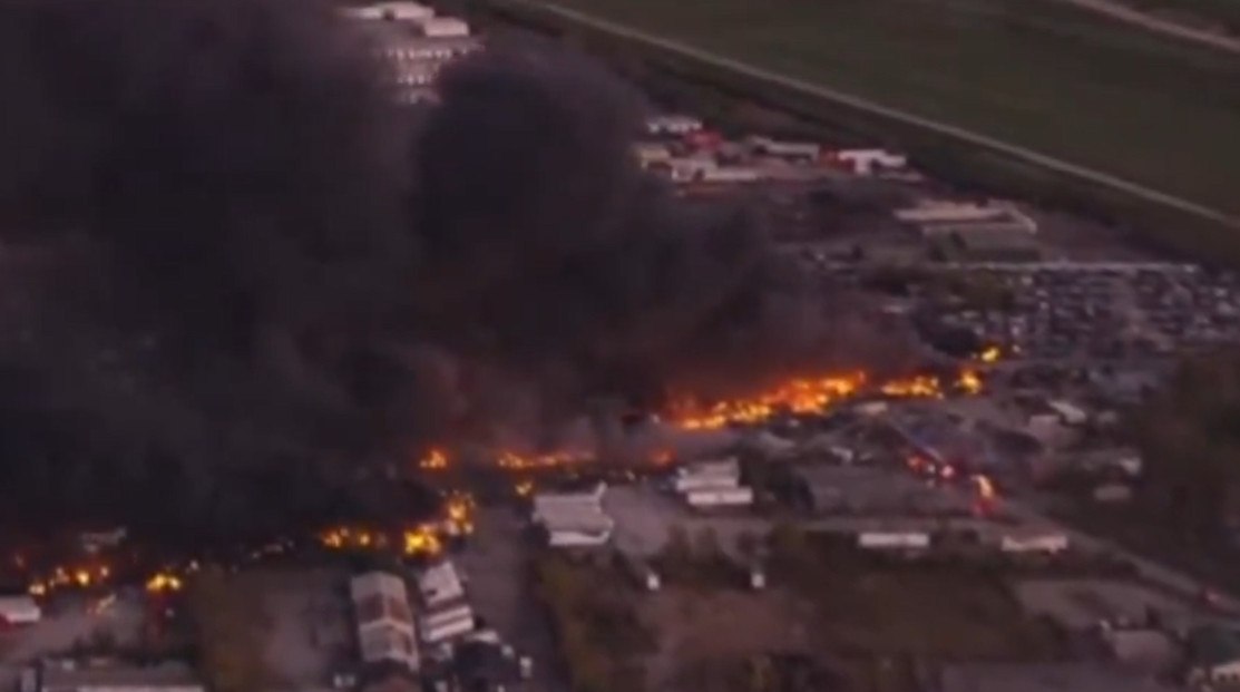 Συντριβή αεροσκάφους στο Κεντάκι: Τουλάχιστον 7 νεκροί και 11 τραυματίες – Συγκλονιστικές εικόνες με την πύρινη σφαίρα