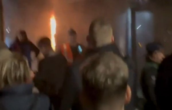 Οπαδοί της Μπαρτσελόνα άναψαν πυρσούς μέσα σε λεωφορείο που τους μετέφερε και το όχημα πήρε φωτιά