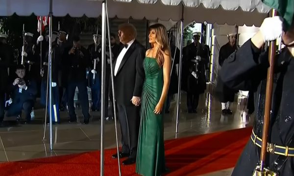 Επίθεση φιλίας Τραμπ στον Μπιν Σαλμάν: Το σμαραγδί φόρεμα της Μελάνια, οι μεγιστάνες στο δείπνο και οι σχέσεις τους με τη Σαουδική Αραβία