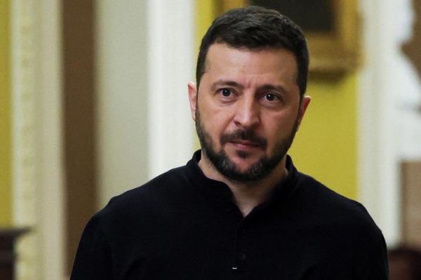 Politico: Το οδυνηρό δίλημμα του Ζελένσκι - Να αποδεχθεί το σχέδιο Τραμπ για την Ουκρανία ή να εμπιστευτεί την Ευρώπη