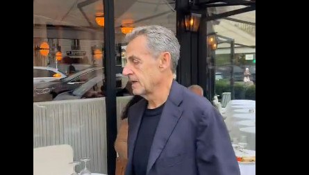 Ο Νικολά Σαρκοζί σε εστιατόριο του Παρισιού μία μέρα μετά την αποφυλάκισή του – Γευμάτισε με την Κάρλα Μπρούνι