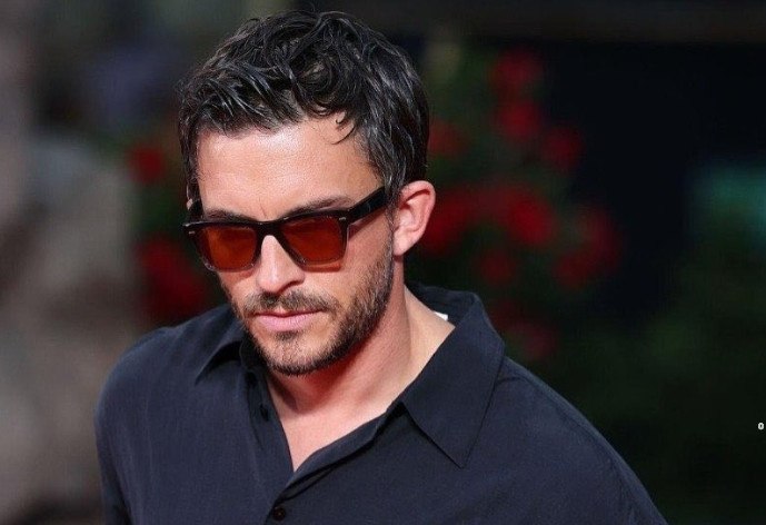 O Τζόναθαν Μπέιλι ανακηρύχθηκε από το περιοδικό People ως ο πιο σέξι άνδρας για το 2025