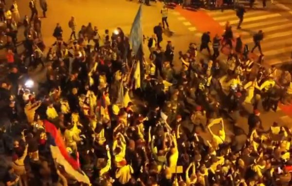 Σερβία: «Εκρηκτικό» το κλίμα από τα επεισόδια λόγω της απεργίας πείνας που κάνει μητέρα θύματος του δυστυχήματος του Νόβι Σαντ