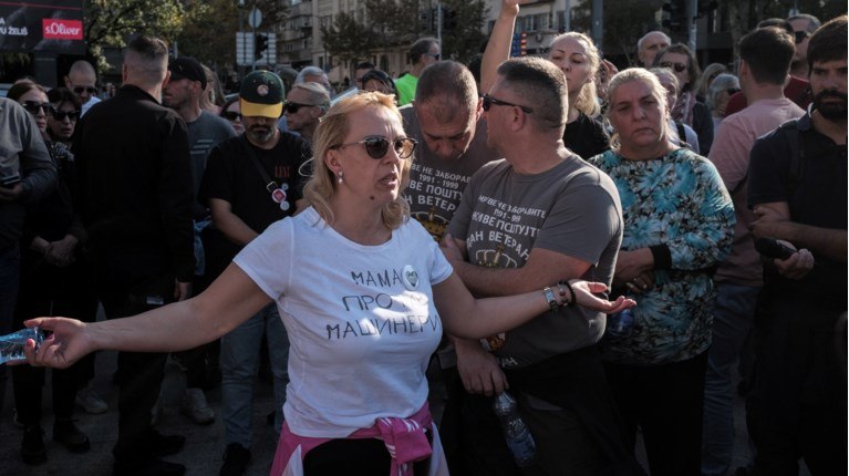 Εξάντληση και αδυναμία αισθάνεται η μητέρα θύματος του Νόβι Σαντ μετά από 11 ημέρες απεργίας πείνας έξω από τη σερβική βουλή