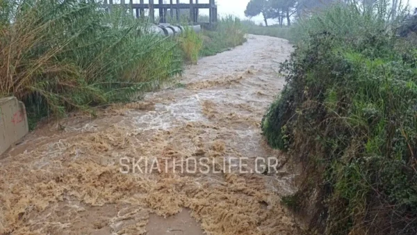 «Βούλιαξε» η Σκιάθος: Ποτάμια οι δρόμοι λόγω της κακοκαιρίας – Η ΕΛΑΣ κρούει το καμπανάκι του κινδύνου στους οδηγούς