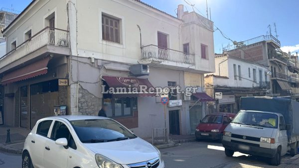 «Έβρεξε» πάλι σοβάδες στο κέντρο της Λαμίας