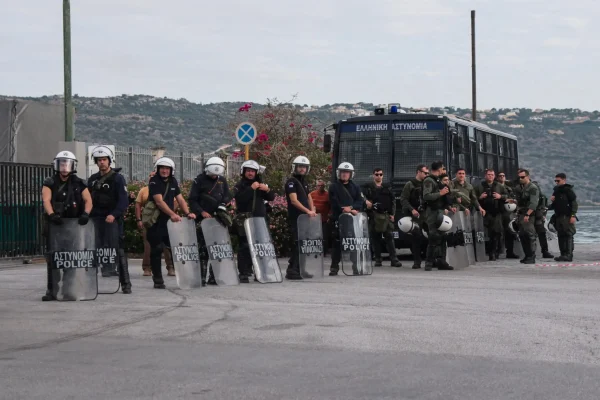 Στη Σούδα το ισραηλινό κρουαζιερόπλοιο «Crown Iris»: Διαδηλωτές πέταξαν κόκκινες μπογιές – Με κρότου λάμψεις απάντησαν οι αρχές