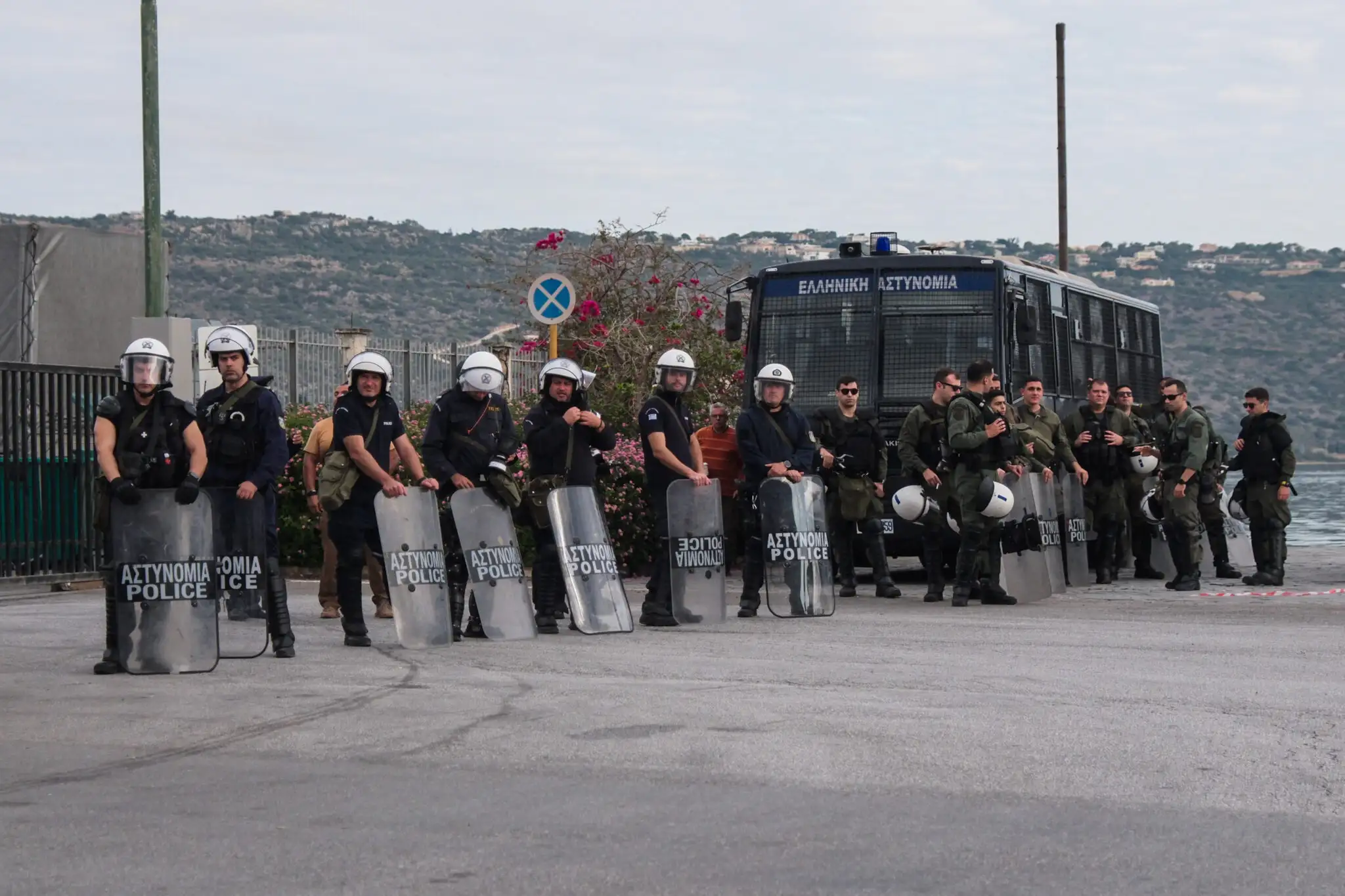 Στη Σούδα το ισραηλινό κρουαζιερόπλοιο «Crown Iris»: Διαδηλωτές πέταξαν κόκκινες μπογιές – Με κρότου λάμψεις απάντησαν οι αρχές