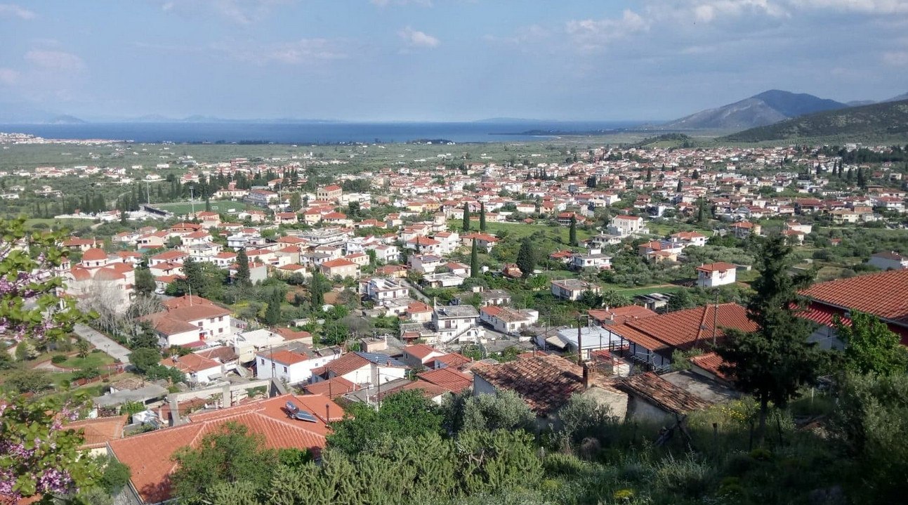 Άστρος: Ποτάμι σκουπιδιών στην Κυνουρία – Τόνοι απορριμμάτων πέφτουν στη θάλασσα