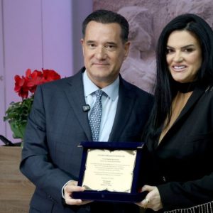 Δήμητρα Κατσαφάδου: Δώρισε στο ΕΣΥ ρομποτικό μηχάνημα για θεραπείες ακτινολογίας σε ογκολογικούς ασθενείς