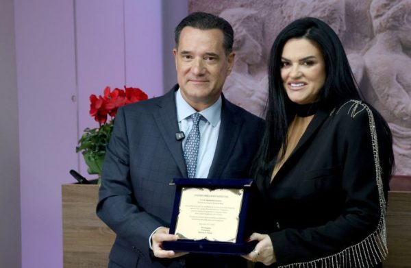 Δήμητρα Κατσαφάδου: Δώρισε στο ΕΣΥ ρομποτικό μηχάνημα για θεραπείες ακτινολογίας σε ογκολογικούς ασθενείς