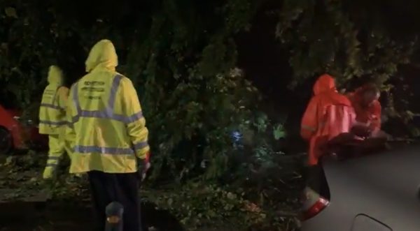 Καταιγίδα «χτυπά» την Κέρκυρα: Κατέρρευσε τοιχίο και καταπλάκωσε αυτοκίνητα